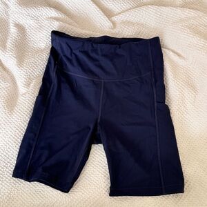 ATHLETA ULTIMATE STASH POCKET 7” SHORT • NAVY